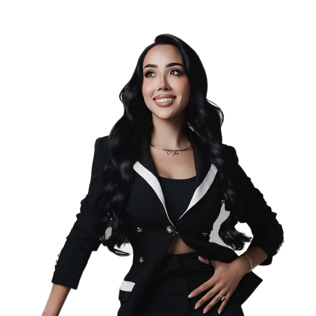 Grecia Lopez Torrez, sonriendo y mirando hacia arriba, con saco negro de solapas blancas.